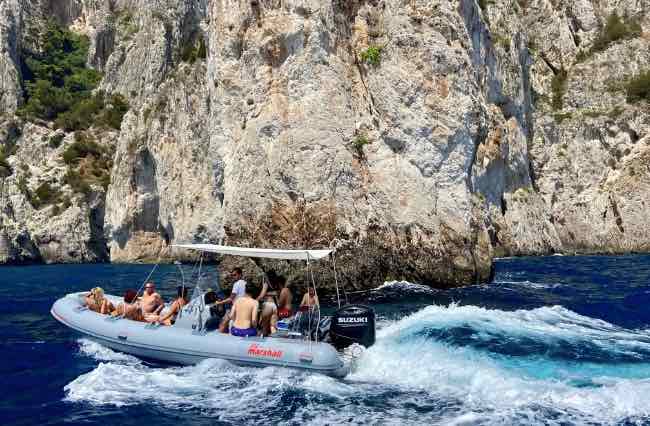 Dove vedere il tramonto a Napoli in gommone